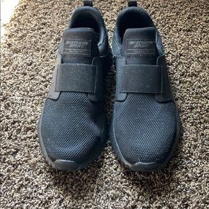 NWT: Men’s all black Skechers sport shoes!